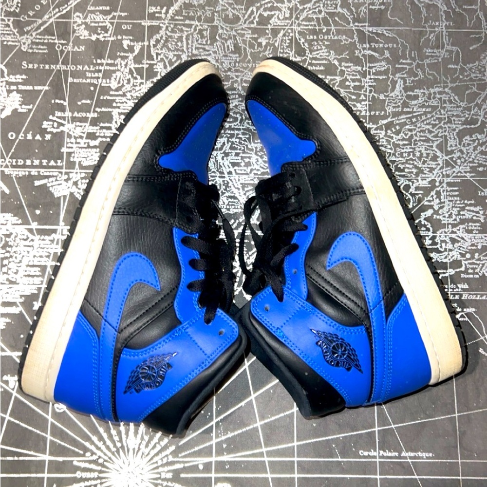 Jordan 1 mid hyper royal